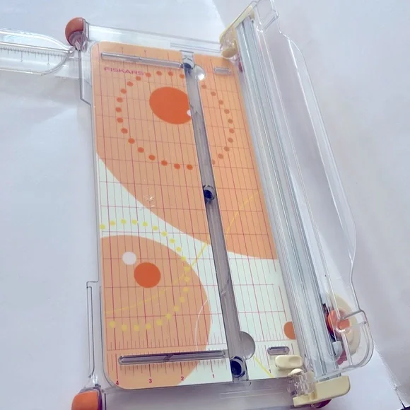 Fisker’s Rotary paper trimmer. Can cut 12 x 12 paper. Fiskars paper cutter - Picture 3 of 4